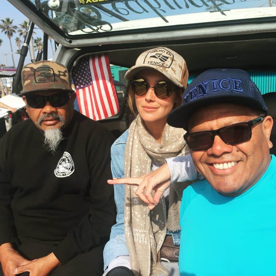 シャーニ・ヴィンソンのインスタグラム：「@hechoenvenicevenicebreakwater #venicebeach #locals #hangs #surf #venice #OGcrew #hechoenvenice 🌊✌🏽🧢」