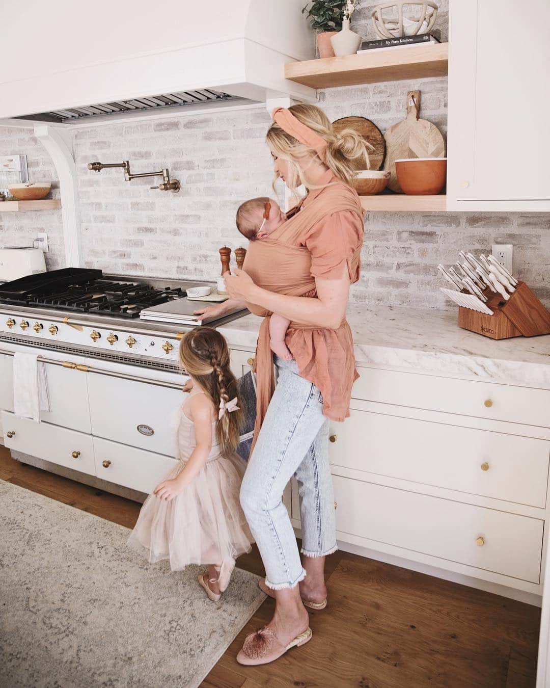 Amber Fillerup Clarkさんのインスタグラム写真 - (Amber Fillerup ClarkInstagram)「The comfiest shoes for all of your mom duties. Giving a pair of these beauties away for Mother's Day! To win you pair of @birdies slippers, follow them and tag a friend 💓 #BirdiesPartner #MyBirdiesMyWay」5月4日 4時04分 - amberfillerup