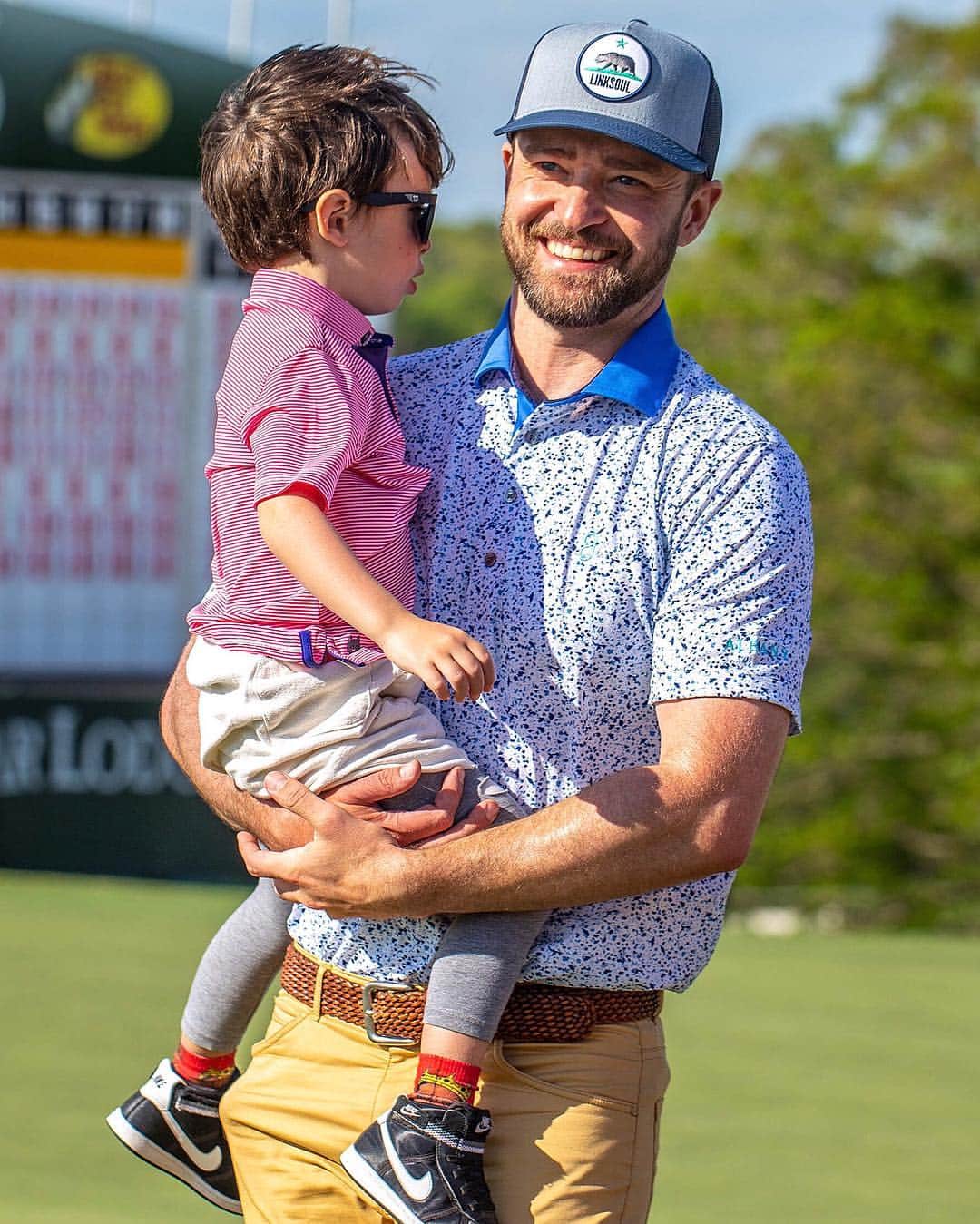 Just Jaredさんのインスタグラム写真 - (Just JaredInstagram)「Omg so cute!! @justintimberlake was joined by his four-year-old son Silas for a rare public appearance last week at a golf tournament. More adorable family photos are up now on JustJared.com! #JustinTimberlake #SilasTimberlake Photos: Michael Simon」5月4日 3時58分 - justjared