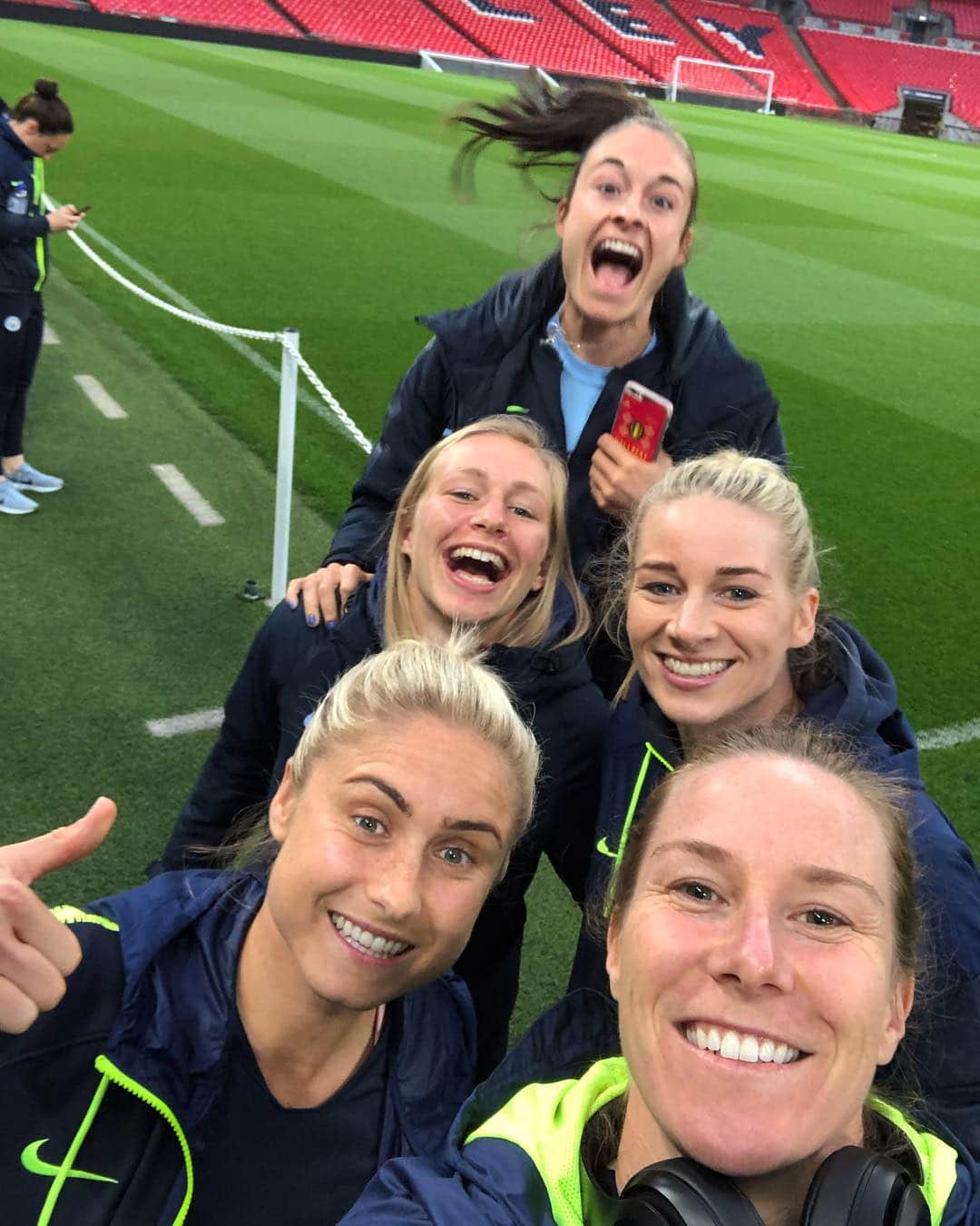 ジェンマ・ボナーのインスタグラム：「FA Cup Final Ready 😬」