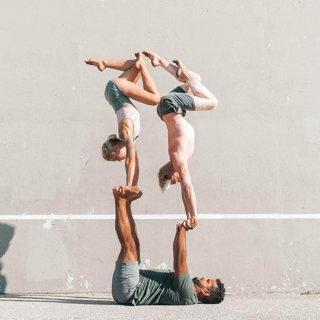ALO Yogaさんのインスタグラム写真 - (ALO YogaInstagram)「We are more powerful when we empower each other 🙏  Get those Friday feels going & ➡️SWIPE RIGHT➡️ to see how @acrowithjon made this magic with his acro friends 🙃 #aloyoga #acroyoga  Tag someone below you want to try this with! 🙌」5月4日 4時00分 - aloyoga