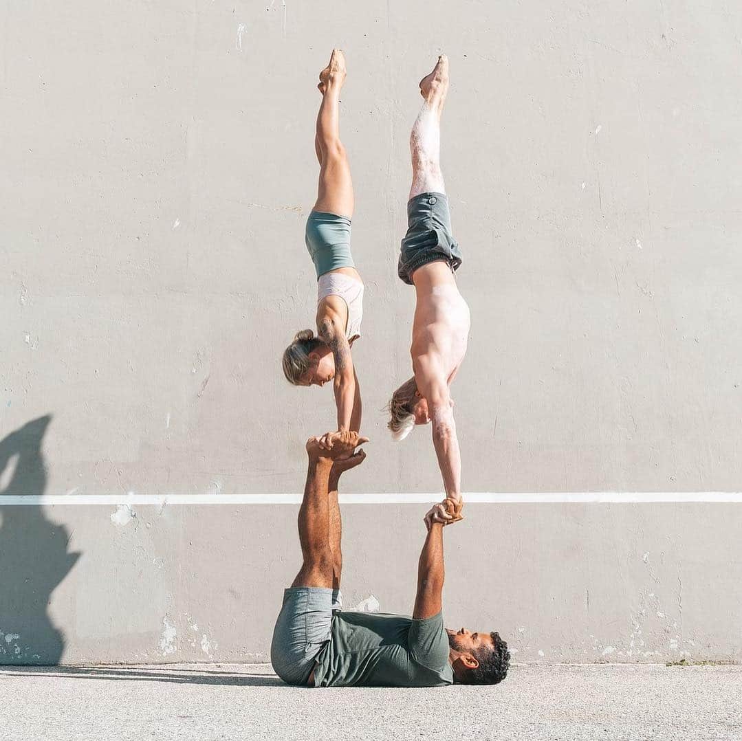 ALO Yogaさんのインスタグラム写真 - (ALO YogaInstagram)「We are more powerful when we empower each other 🙏  Get those Friday feels going & ➡️SWIPE RIGHT➡️ to see how @acrowithjon made this magic with his acro friends 🙃 #aloyoga #acroyoga  Tag someone below you want to try this with! 🙌」5月4日 4時00分 - aloyoga