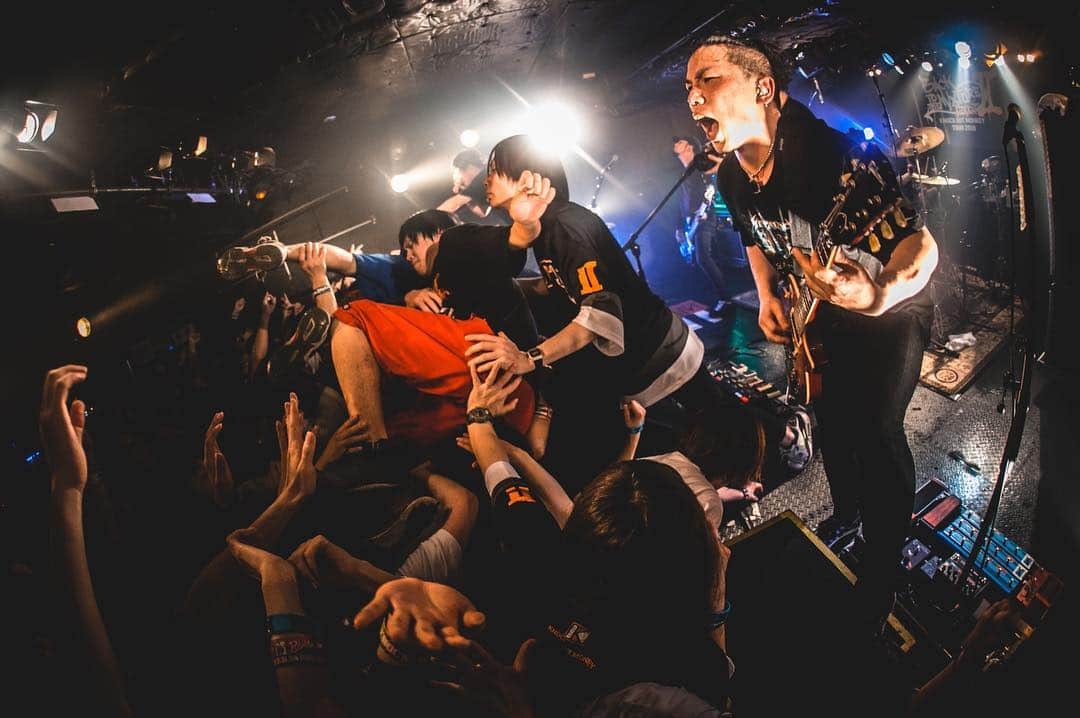 dEnkAさんのインスタグラム写真 - (dEnkAInstagram)「Thank you, 渋谷CLUB CRAWL!! もうこの一言に尽きる、凄かった!! みんな無事やったかな？ ロックでカオスなMVに仕上がりそうですわ🎥 みんなありがとうやで😊  photo by @kawado_photo」5月4日 4時13分 - denka69er