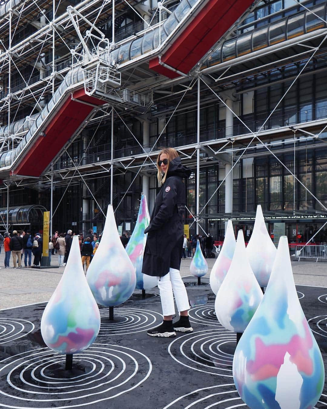 カナダグースさんのインスタグラム写真 - (カナダグースInstagram)「@manondurst took our directive to play among the #DryAnywhere raindrops *very* seriously in Paris #CGxParis 💧」5月4日 4時07分 - canadagoose