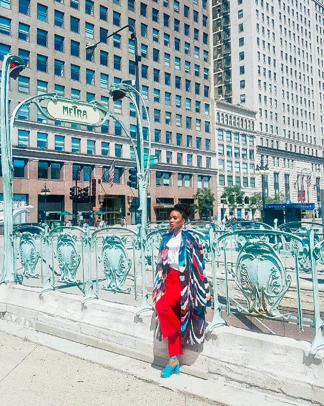 シャノーラ・ハンプトンのインスタグラム：「#FBF Chi-Town color pop for @chicagosplash. . Photographer: @mariaponcephoto Stylist: @TahlerJohnson Makeup: @meccadickerson . #style #styleinspo #shameless #ootd #ootdfashion #fashionista #fashionstyle」