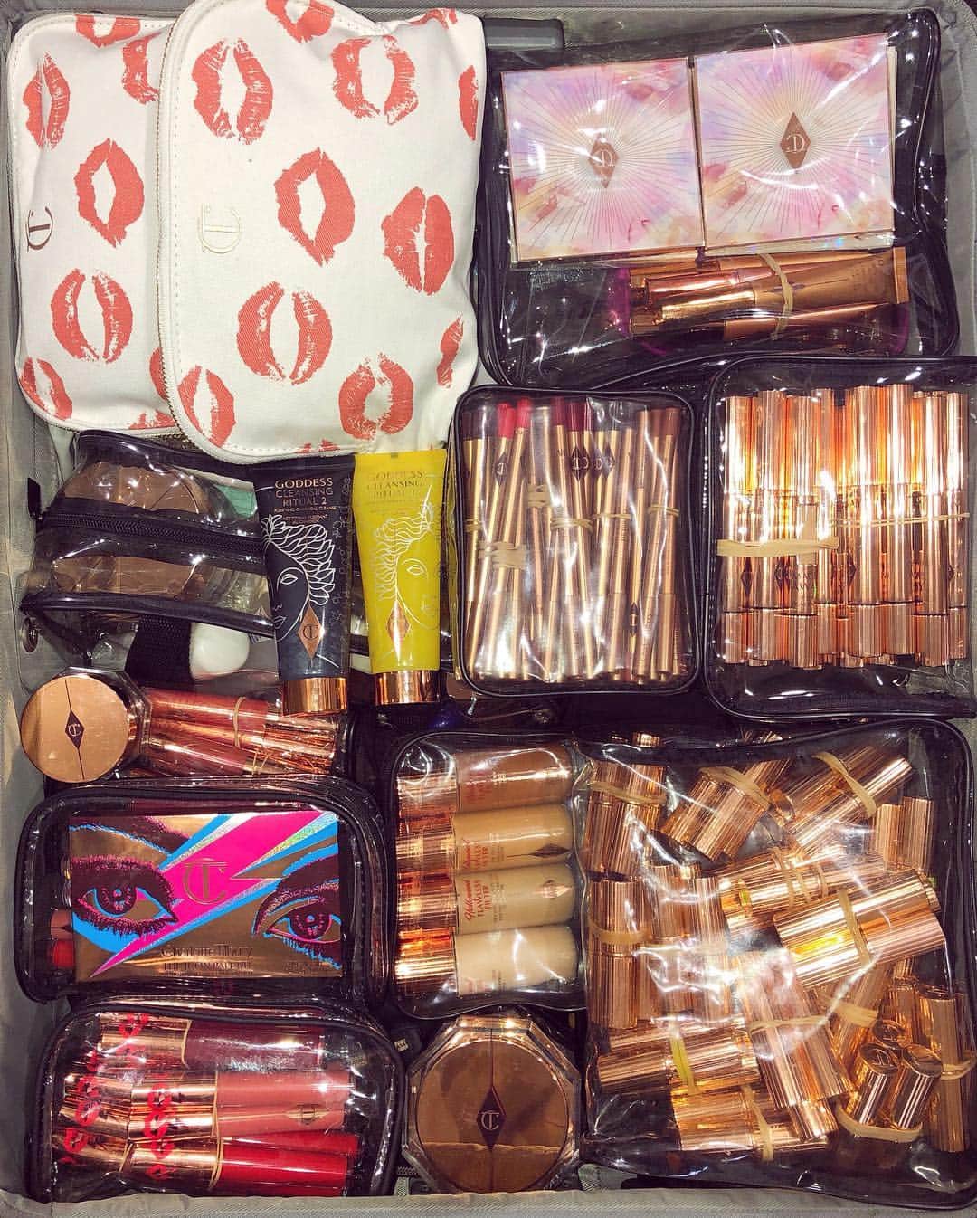 シャーロット・ティルベリーさんのインスタグラム写真 - (シャーロット・ティルベリーInstagram)「Darlings, my beauty kit is packed full of makeup MAGIC ready for the #MetGala this weekend! #NewYork and the red carpet, here I come! 💋✨💄」5月4日 4時14分 - charlottetilbury