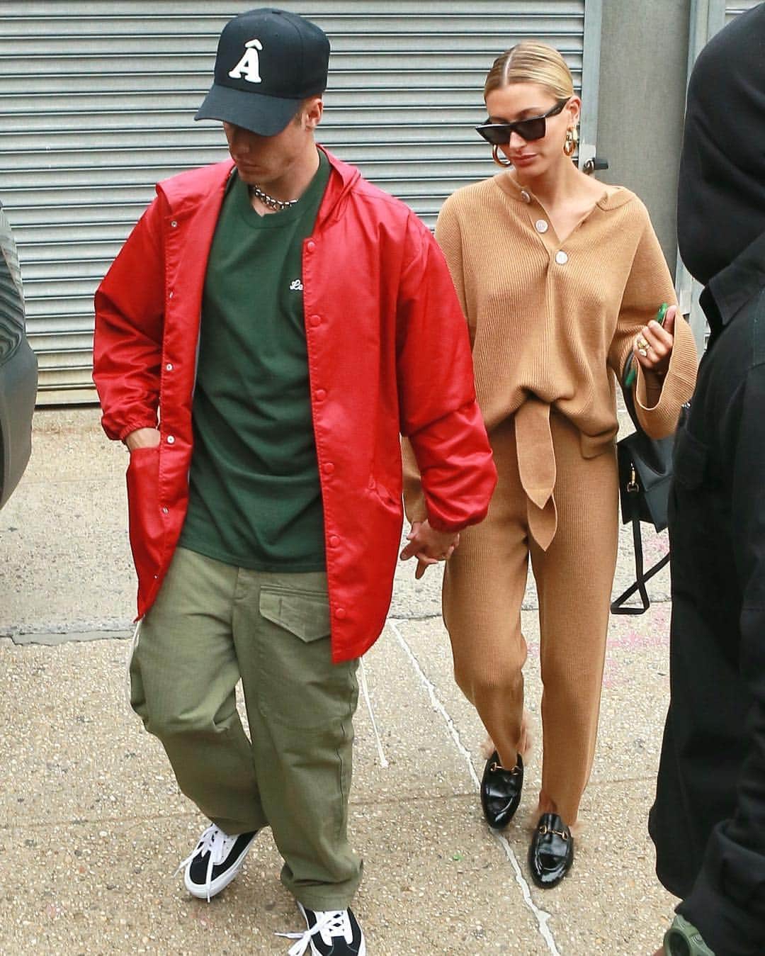 Just Jaredさんのインスタグラム写真 - (Just JaredInstagram)「@justinbieber gives a thumbs up while leaving lunch with wife @haileybieber. #JustinBieber #HaileyBieber Photos: BackGrid」5月4日 4時16分 - justjared