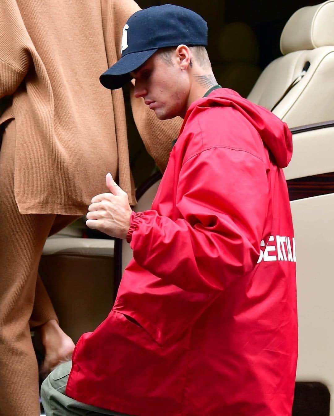 Just Jaredさんのインスタグラム写真 - (Just JaredInstagram)「@justinbieber gives a thumbs up while leaving lunch with wife @haileybieber. #JustinBieber #HaileyBieber Photos: BackGrid」5月4日 4時16分 - justjared