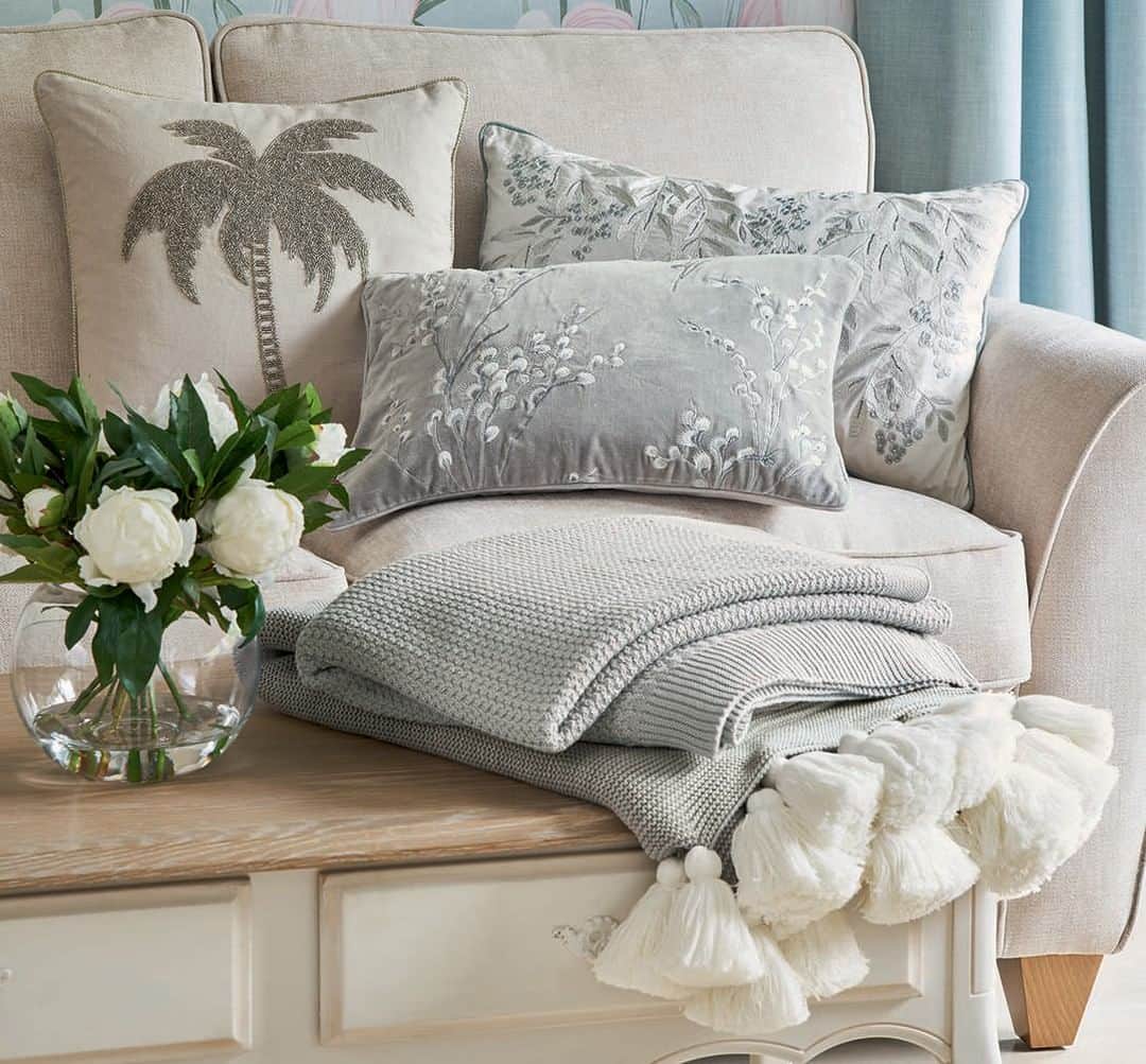 ローラアシュレイのインスタグラム：「New cushions are always a good idea, especially when they look this beautiful 😍」