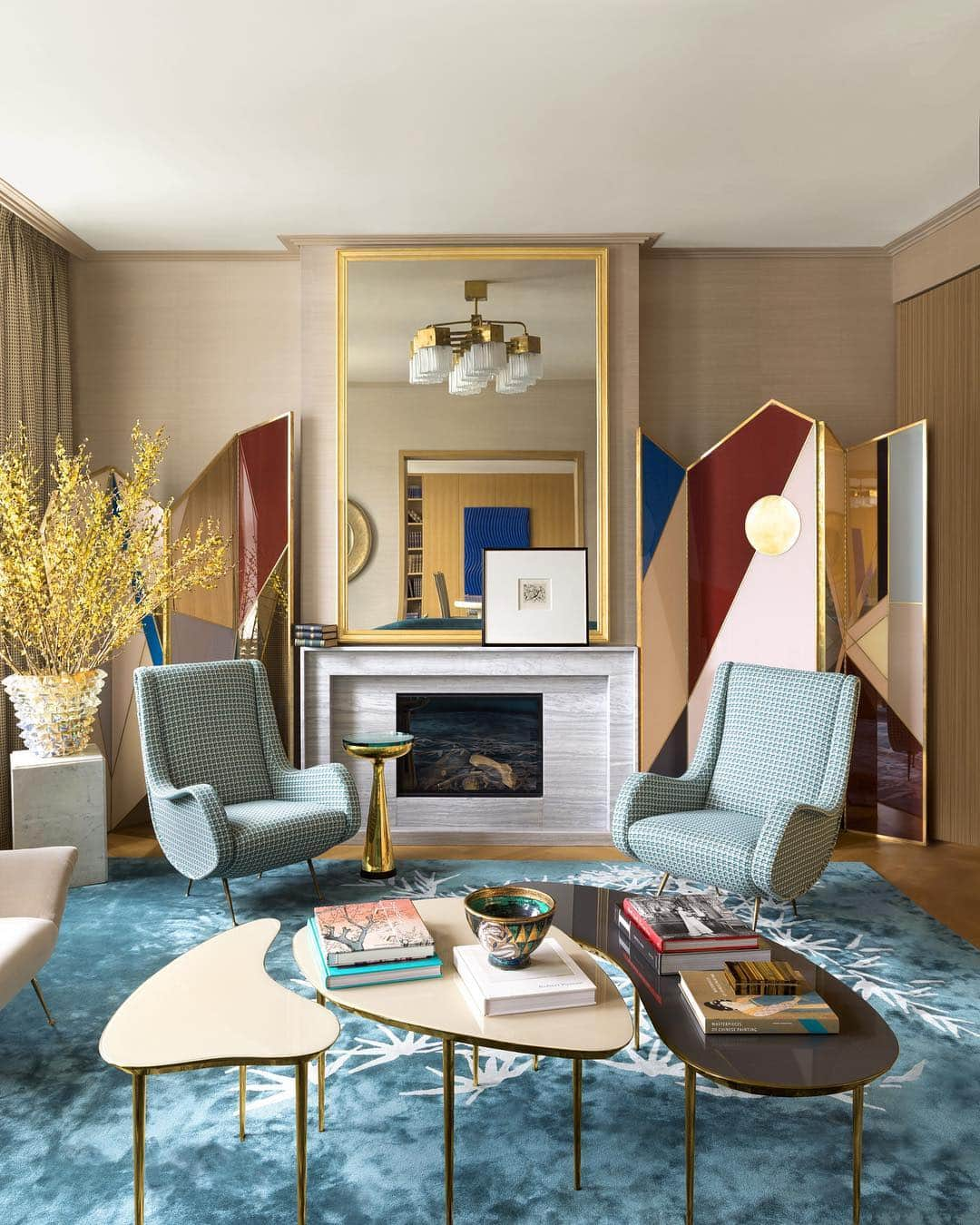 ELLE DECORさんのインスタグラム写真 - (ELLE DECORInstagram)「Take a seat in this chic living room. The three chairs are from the 1960s, the cocktail tables and custom screens are by Galerie Glustin, and the 1970s Pino Signoretto vase is Venetian. The silk rug and gilt mirror are both custom, and the print on the mantel is by Oleg Kudryashov. Design by @irakliz, photography by @stephanjulliard, from the ED archive.」5月4日 4時31分 - elledecor