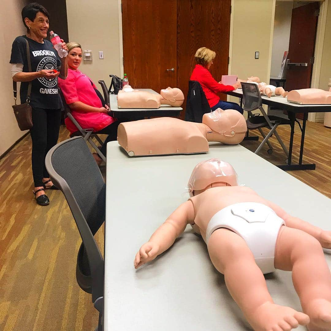 ウェイン・コインさんのインスタグラム写真 - (ウェイン・コインInstagram)「.. yep!! Infant CPR class with @katy.coyne and Jean... I was skeptical at first but this class really changed my mind and feel confident that I would know what to do in case of an emergency... let’s hope I never have to use it( my CPR knowledge...scary.. )」5月4日 4時25分 - waynecoyne5