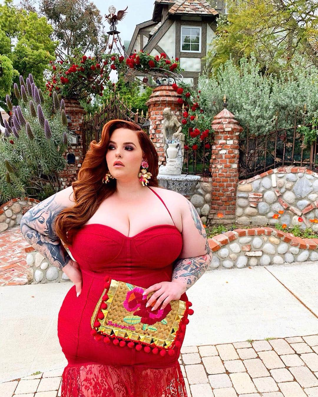 テス・ホリデーさんのインスタグラム写真 - (テス・ホリデーInstagram)「Bella 💃🏻🌹Dress is @fashionnovacurve 💋#ad」5月4日 4時39分 - tessholliday