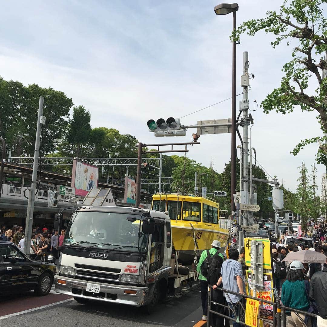 のインスタグラム：「原宿に黄色の船登場🎶  #tokyo #tokyowatertaxi #原宿 #harajuku #gw #happy  #令和 #tokyowatertaxisArego」