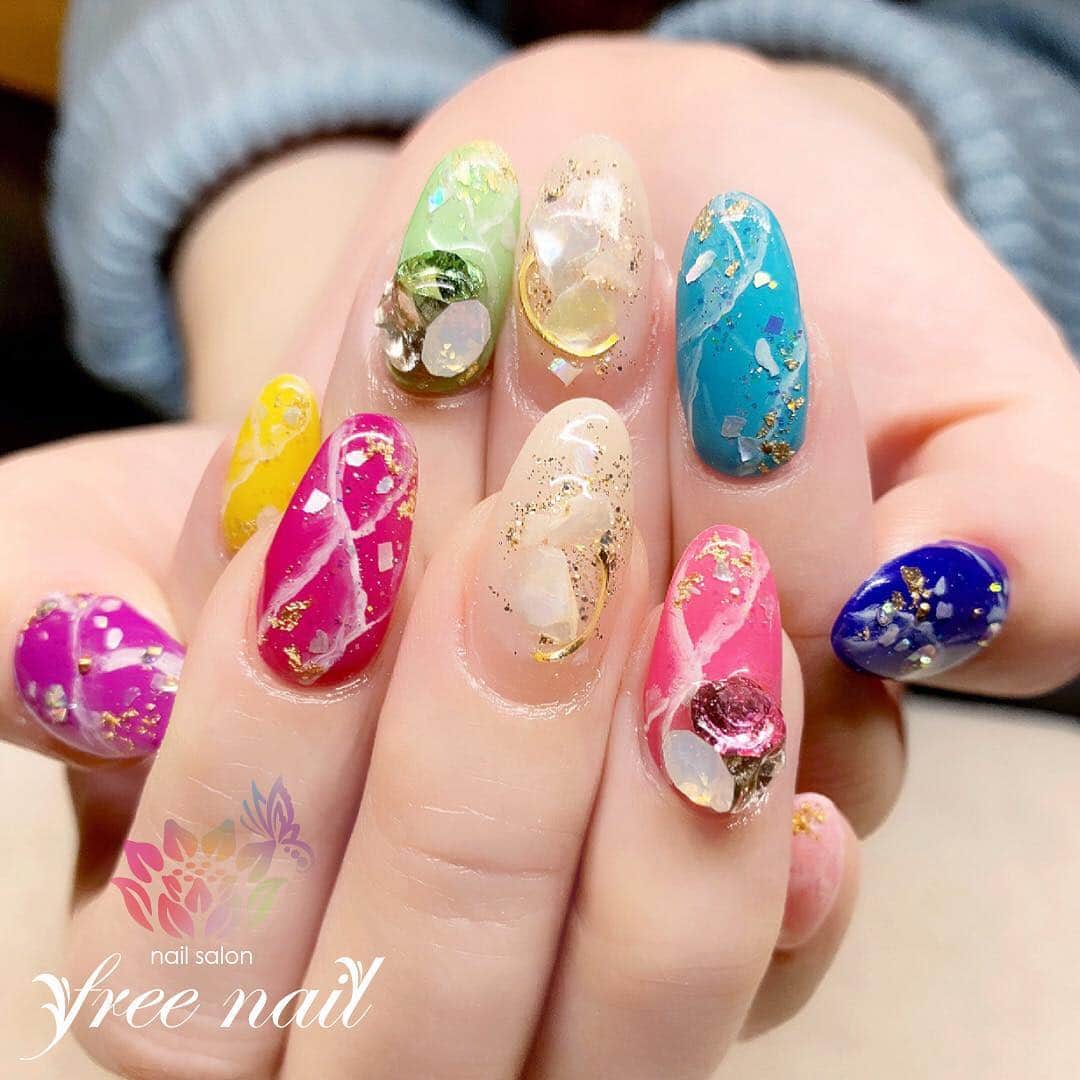 free nail フリーネイルのインスタグラム：「. お客様ネイル💅🏻🦋✨ . カラフル大理石ネイル🍭✨ . お好みの配色を叶えます👩🏼‍🎨🎨✨ . ご来店ありがとうございました🙇🏻‍♀️🙇🏻‍♀️🙇🏻‍♀️💗 . #ネイル #フリーネイル #ネイルアート #ジェルネイル #ネイルサロン #大阪ネイルサロン #ネイルデザイン #ネイルチェンジ #大理石ネイル #カラフルネイル #シェルネイル #金箔ネイル #ビジューネイル #vカットストーン #カラフルネイル #配色ネイル #デザインネイル #派手ネイル #トレンドネイル #初夏ネイル #夏ネイル #美甲 #日式美甲 #summernails #nailsart #nailsalon #nailsdid #newnails #newnail #freenail」