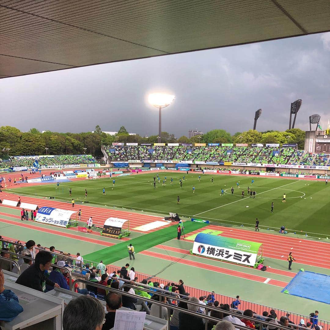 大川佑のインスタグラム：「不穏な天気や…  #Jリーグ #jleague  #サッカー #football #soccer #DAZN  #湘南ベルマーレ #名古屋グランパス #コトシハjガハンパナイ」