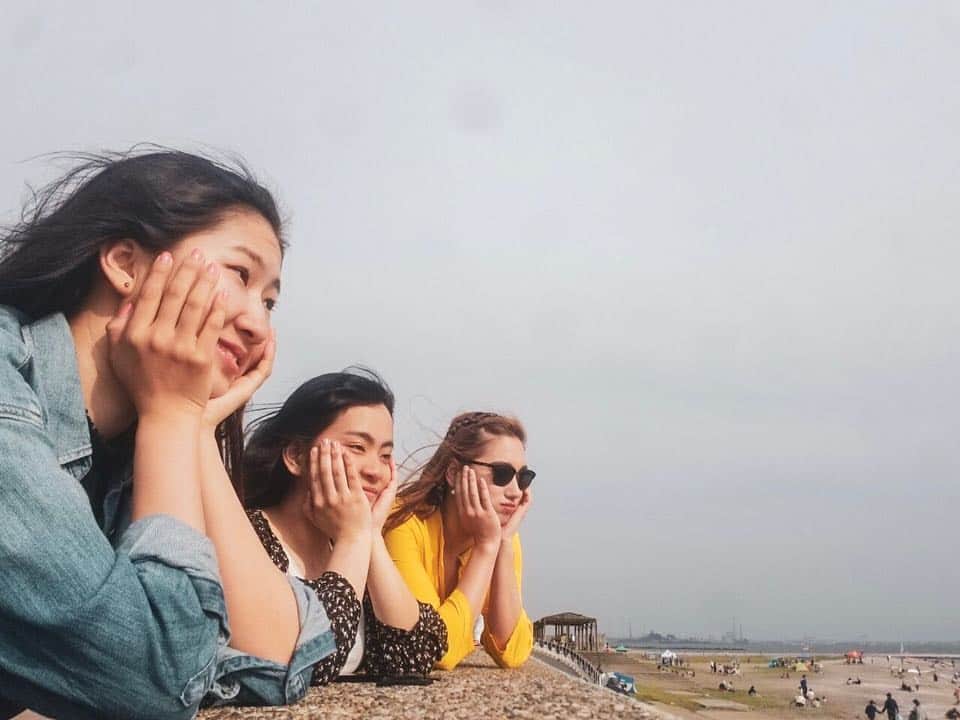 ベネット・マヤのインスタグラム：「It’s amazing how one day someone walks into your life and you can’t remember how you lived without them! ❣️ #法政大学 #グローバル教養学部 #beach #photography #filter」