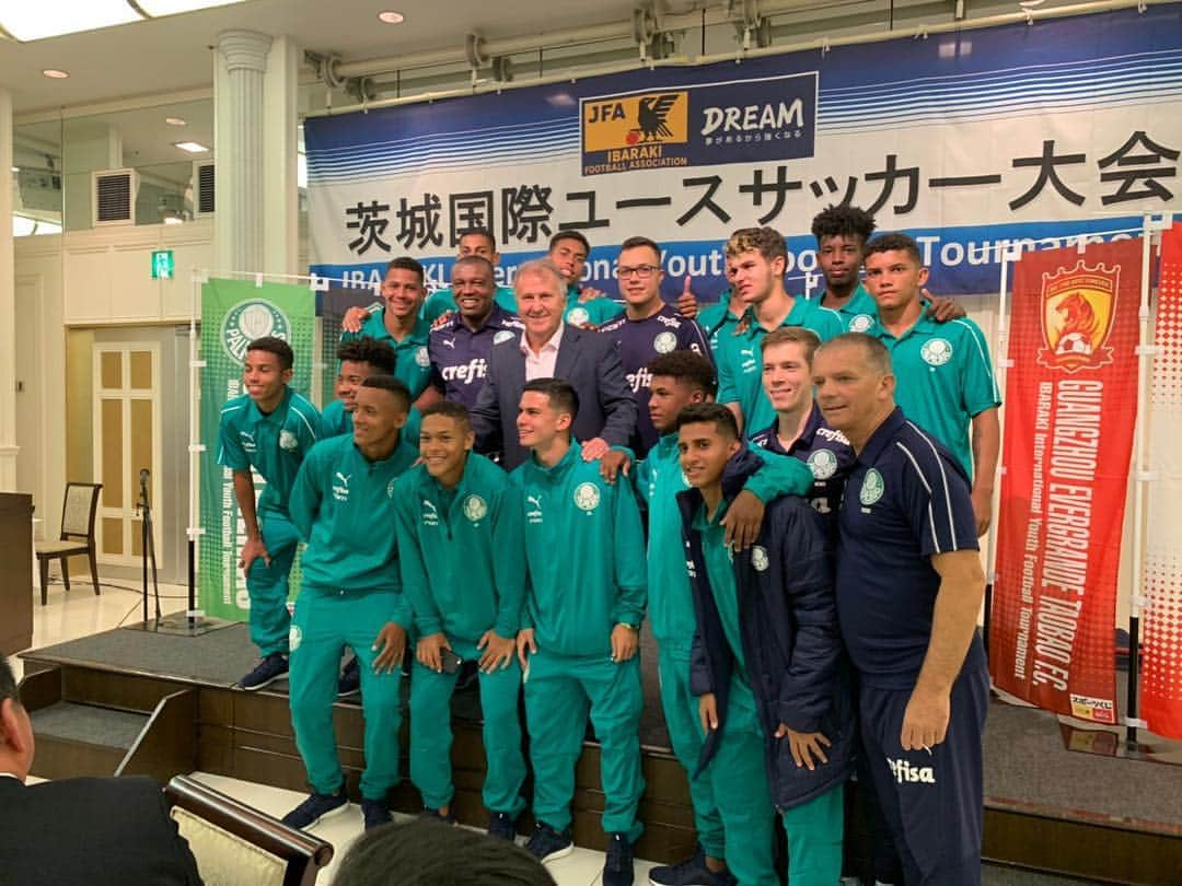 ジーコさんのインスタグラム写真 - (ジーコInstagram)「Esta sendo realizada aqui em Kashima a Ibaraki Internacional Cup com 8 equipes,na categoria Sub 16: Kashima Antlers,Selecao de Ibaraki, Yokohama Marinos, Mito Hollyhock (todos Japoneses),Palmeiras (Brasil), Sparta Rotterdam (Holanda),Jeonbuk Hyundai (Coreia do Sul),Evergrande ( China).Estive na abertura dando uma palavra pra garotada e tirando algumas fotos com a garotada e com um dos patrocinadores,(Penalty).Resultados da 1 rodada: Grupo A Kashima 1x1 Jeonbuk, Palmeiras 0x1 Mito Grupo B Marinos 2x0 Evergrande, Rotterdam 2x1 S Ibaraki.2 rodada Grupo A Mito 0x6 Kashima,Palmeiras 1x1 Jeonbuk Grupo B S Ibaraki 2x1 Marinos, Rotterdam 1x1 Evergrande .Os 2 primeiros dos grupos disputam a final que sera realizada no Estadio do Kashima.A ultima rodada vai pegar fogo pois dos 8, 7 tem chances de ser 1 do grupo. Show de torneio e forca molecada.」5月4日 14時19分 - zico