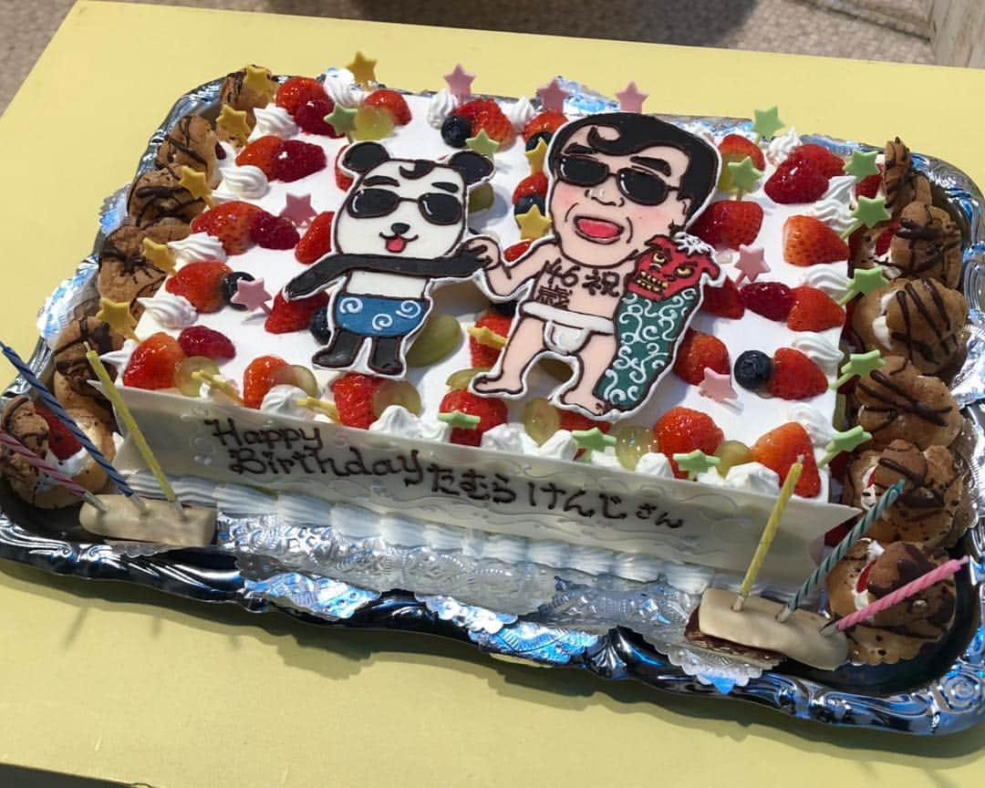 たむらけんじさんのインスタグラム写真 - (たむらけんじInstagram)「めでたく本日46回目の誕生日を迎えました。 せやねん！では皆さんに祝ってもらいまして、素敵なケーキまで用意してもらいました。 素敵な共演者、スタッフさんに囲まれて仕事出来てほんまに幸せです。 そして、お祝いの言葉を頂いた皆さんありがとうございます😊 僕に関わってくださった皆さんがハッピーになれるよう46歳の年も頑張ります！！ #たむけん #バースデー」5月4日 14時19分 - tamuradojou