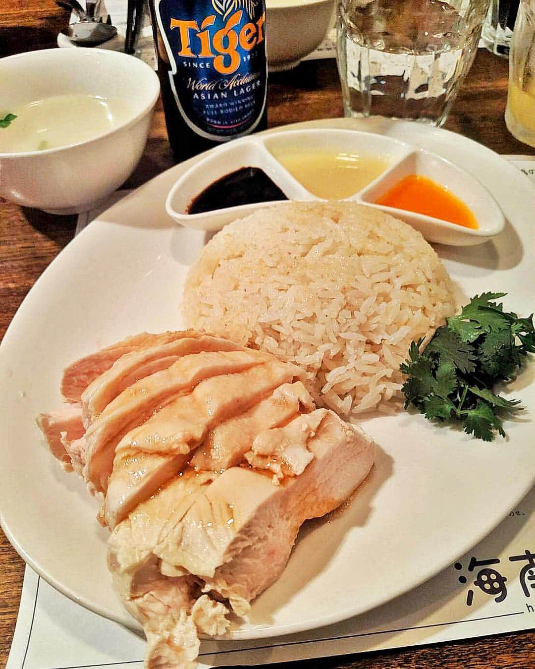 シャウラさんのインスタグラム写真 - (シャウラInstagram)「Fantastic Singaporean meal last night at Hainan Jeefan. I could eat this everyday. 昨日のハイナンチキンライスは絶品だった！毎日食べれる。海南鶏飯食堂。久々だったけど、やっぱり美味しかった。 #foodie #food #tokyo」5月4日 14時23分 - shaula_vogue