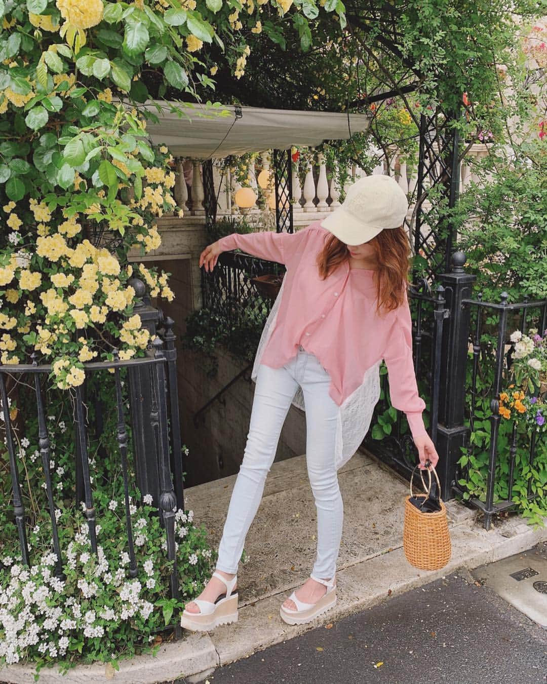 舟山久美子（くみっきー）さんのインスタグラム写真 - (舟山久美子（くみっきー）Instagram)「るんるん。 私服です☺️ 今日はメンテナンスDAY❣️ 令和カラーなTopsが可愛い。 @micoameriofficial  コートが要らない季節になりましたね🥰 . #micoameri #fashion #ootd #pink #私服 #ミコアメリ」5月4日 14時28分 - kumikofunayama