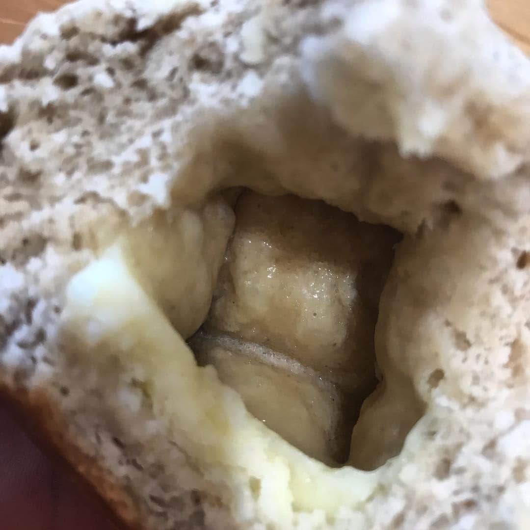 魔女菅原さんのインスタグラム写真 - (魔女菅原Instagram)「マリボーチーズのベーグル、ほんとうに美味しいのですが、なかなかお客様に伝わる表現が浮かびません。 中のチーズは溶けてベーグルにチーズ鍾乳洞を作っています。生地にはりついたチーズの旨みとその部分の食感がなんともいえない😆  #マリボーチーズ ベーグル #マリボーチーズ #bagel #ベーグル #自家製天然酵母のパン屋さんカンパーニュ  #魔女菅原」5月4日 14時31分 - hatsuyosugawara