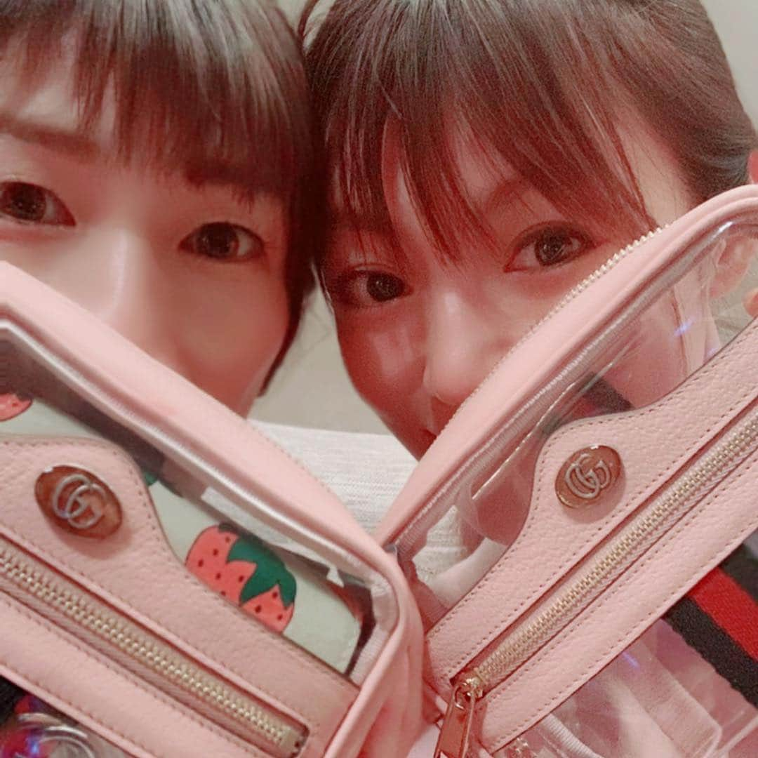 吉田沙保里さんのインスタグラム写真 - (吉田沙保里Instagram)「恭子ちゃんと久々に会ったよーん🥰 カラオケに行ったけど、恭子ちゃんの歌声可愛くてキュンキュンしちゃった…💓 お揃いのスケルトンバッグ😉 超〜可愛い♥️ そして、とても香りの良いハンドクリーム最高😆😆😆 #深キョン #カラオケ #お揃い」5月4日 14時41分 - saori___yoshida