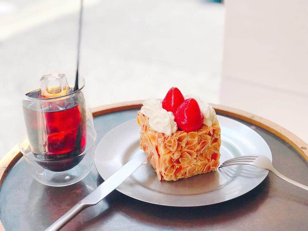 のインスタグラム：「🍰☕️🌈 ・ ・ なんていいお天気☀️ 1ヶ月くらい、頭の片隅にあった #ナポレンパイ やーっと食べた♡ 美味しすぎた🙈💕 ・ 本日#LesMisérables 🇫🇷 夜公演、出演させていただきます🕊 劇場にて、お待ちしております^ ^ ・ #🍰 #coffeetime #おやつの時間 #アイスコーヒー #表参道#表参道カフェ #lohasbeanscoffee」