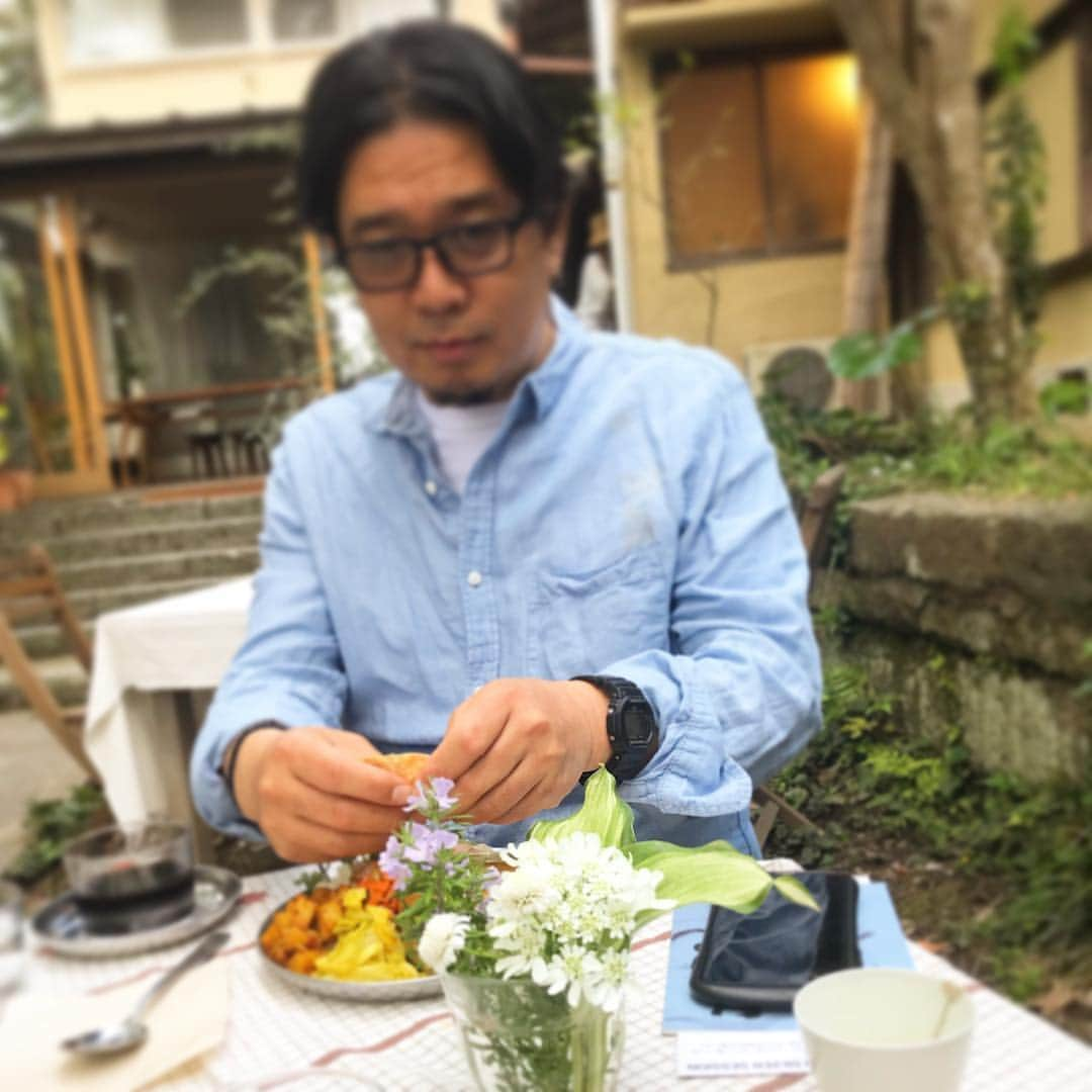 マル子さんのインスタグラム写真 - (マル子Instagram)「ハルカランチ🍛 激ウマ😋 #花とおじさん  #シャツに黄色いシミ付き  #素敵なお庭でカレー」5月4日 14時36分 - tomikago