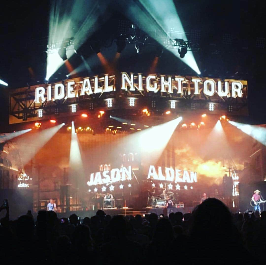 ジェイソン・アルディーンさんのインスタグラム写真 - (ジェイソン・アルディーンInstagram)「Opening night of the Ride All Night Tour is officially in the books! Thanks for comin out to see us at Mohegan Sun. Tomorrow night we do it again. 🤘🏼」5月4日 14時38分 - jasonaldean