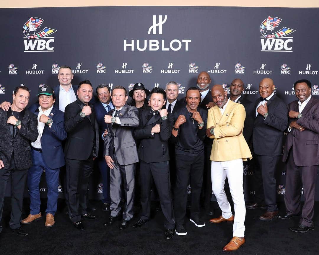 のインスタグラム：「🥊 We are thrilled to be back in fabulous #LasVegas for a historic evening: the #Hublot & @wbcboxing Night of Champions to benefit the #WBC José Sulaimán Boxers Fund. #HublotLovesBoxing @ricardoguadalupe @wbcmoro @oscardelahoya @mrlennoxlewis @sugarrayleonard @jcchavez115 @bhopdaalien @robertoduranbox @biggeorgeforeman @evanderholyfield @jefffenech_wbc #VitaliKlitschko #zoushiming #ThomasHearns @carlossantana」