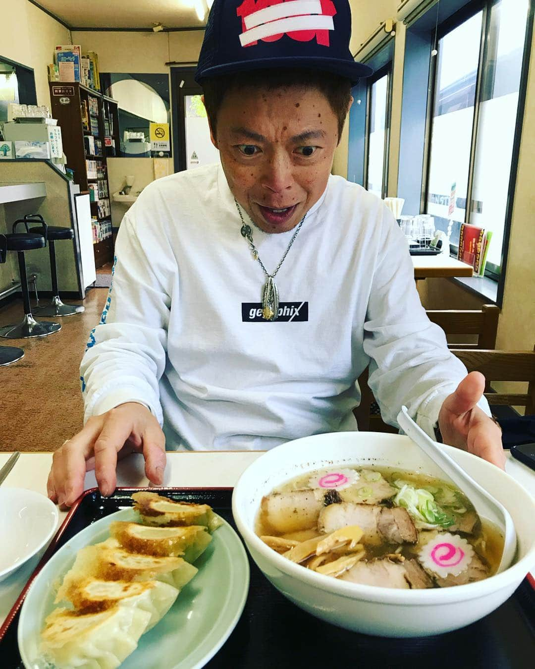 ネゴシックスさんのインスタグラム写真 - (ネゴシックスInstagram)「好きなタイプチャーシュー 瞬きゼロで口の中詰め込み まとってるモノ #gegephix #chanmen  #theparking #goros#ゴローズ 食べもの #ラーメン #餃子」5月4日 15時04分 - nego6