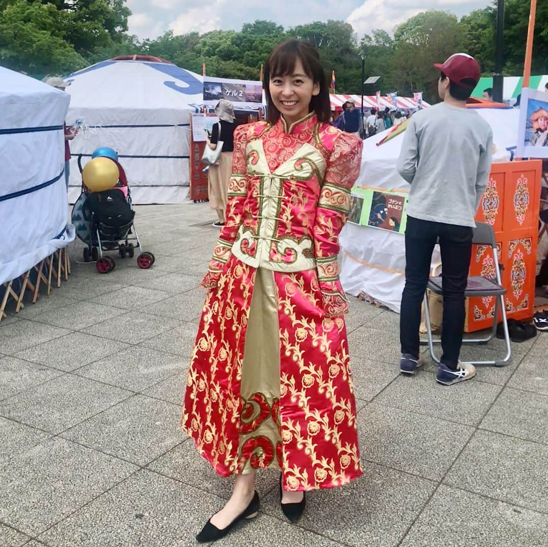 菊池良子さんのインスタグラム写真 - (菊池良子Instagram)「ロケでモンゴルの民族衣装、デールを着ました☺︎ モンゴルのグルメあり、文化交流あり、楽しいイベント【ハワリンバヤル】✨ 明日も開催されていますので、行ってみて下さい☺︎ #モンゴル #ハワリンバヤル #練馬 #お出かけ #お出かけスポット #国際交流 #光が丘公園 #gw #gwおすすめ  #お出かけ情報 #コスプレ #民族衣装 #mongolia #nativecostume  誰でも着られます👚  #練馬区広報番組 #ねりまほっとライン #アナウンサー #フリーアナウンサー #announcer」5月4日 15時14分 - kikuryo627happy