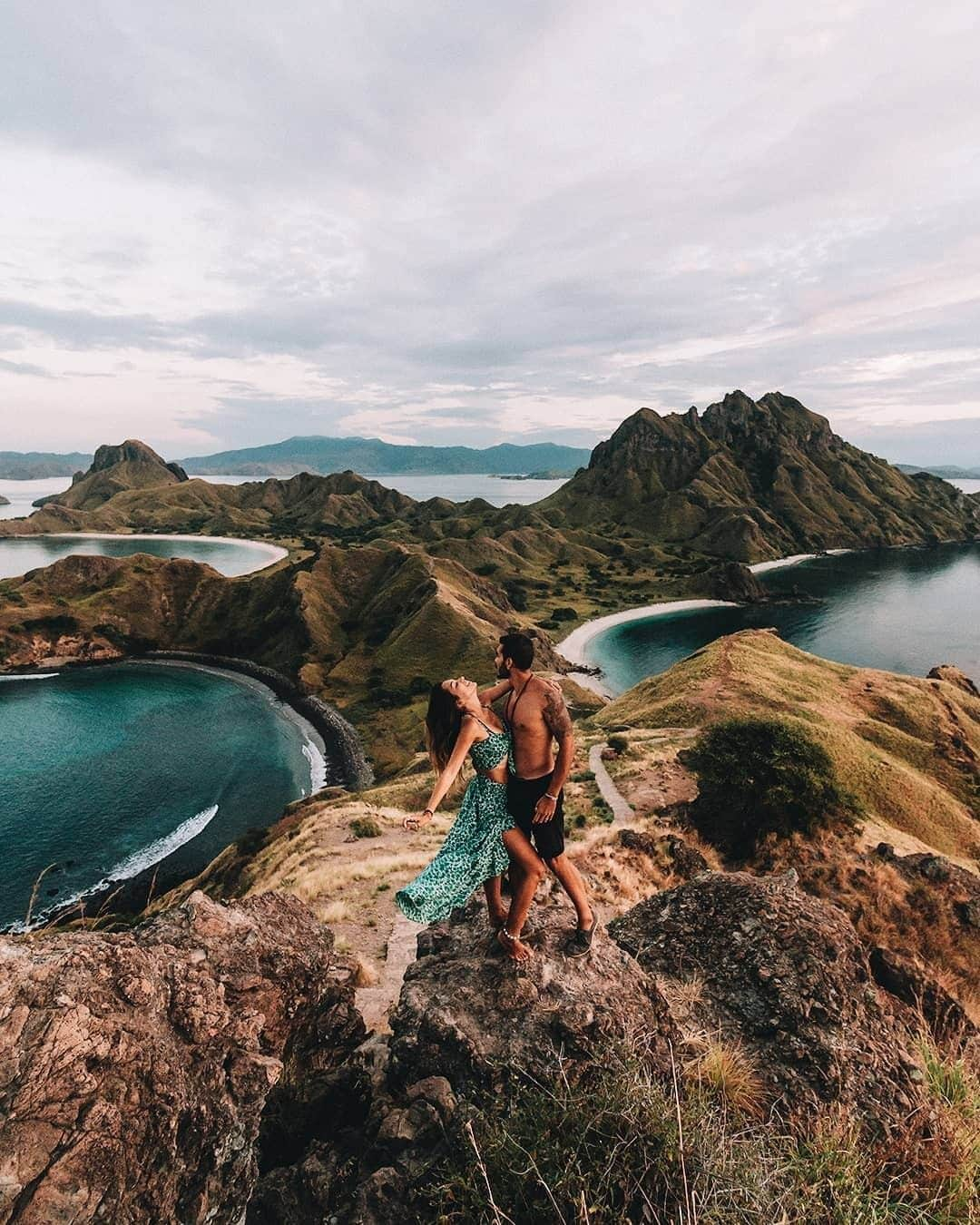 Kapten & Sonさんのインスタグラム写真 - (Kapten & SonInstagram)「'Let's find some beautiful place to get lost together.' ⛰️👫 Who is your favorite partner in crime? ✨Hope you have a great weekend, Kaptens! ⁣Great shot @freeoversea .⁣ .⁣ .⁣ #travelmood #travelcouple #couplegoals #travelling #passportpassion #travelgram #travelgoals #takemethere #mountains」5月4日 15時10分 - kaptenandson