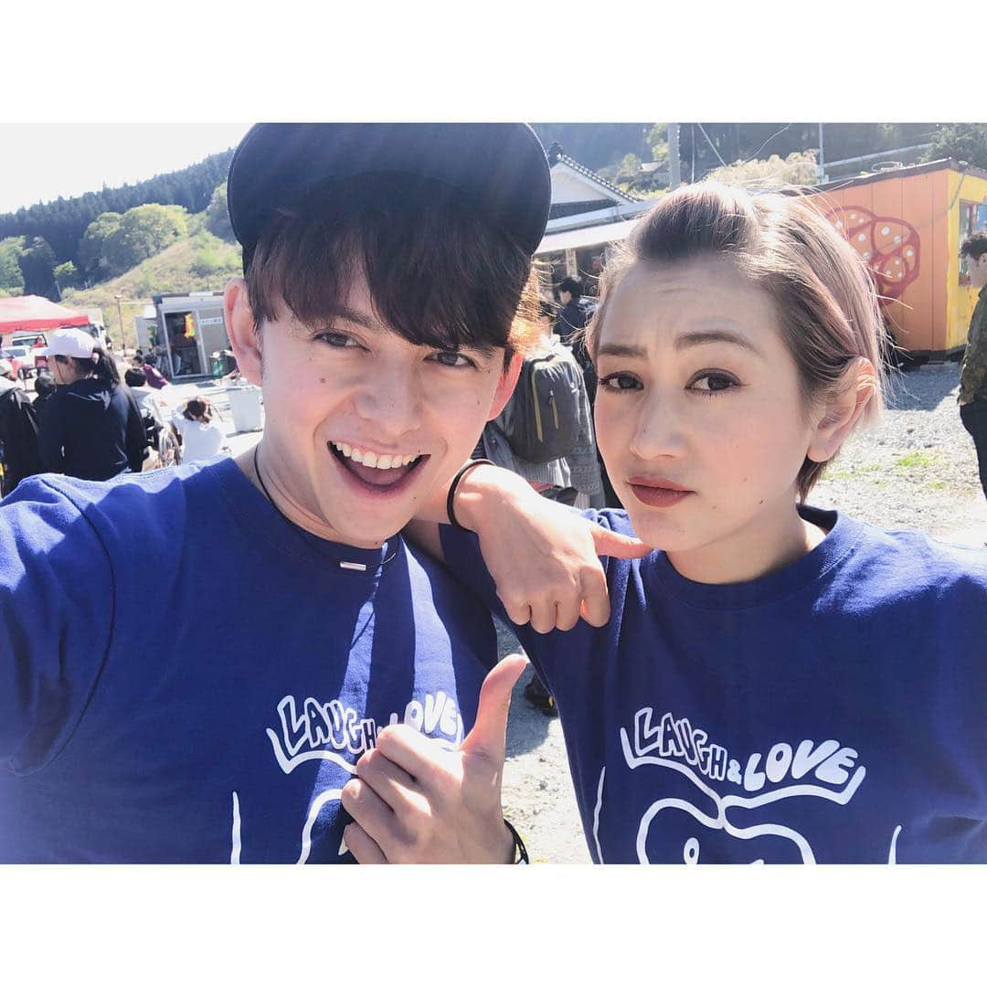 ハリー杉山さんのインスタグラム写真 - (ハリー杉山Instagram)「さて今日は親友の SHELLY とガウ姫と 岩手県大船渡市三陸町越喜来に来てます！SHELLYが毎年開催している ラフラブ laugh&love のイベント当日です！東日本大震災の年から毎年開催し、より多くの方に笑って、楽しむ事を目的に始まった ラフラブ、今年も天気と共に絶好調です！！僕とSHELLYとガウのステージは1700〜なのですが、その一部トークショーをインスタライブします^_^  そこで皆さんから僕とSHELLYに質問大募集。なんでも良いです！！今聞いてもよし、ライブ中でもよし！  ちなみにSHELLYは僕が初めてテレビに出させて頂いた時の共演者です。11年経ちます。そして親友です。なーんでも知ってます 笑  come on!! let's have those questions coming!!! #SHELLY #ガウ #ハリー杉山 #ラフラブ #岩手 #大船渡 #越喜来  #復興」5月4日 15時12分 - harrysugiyama