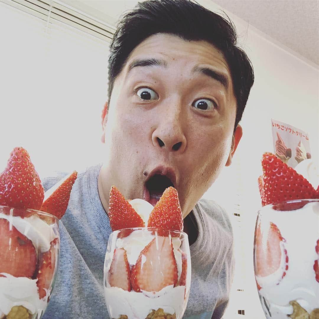 あべこうじさんのインスタグラム写真 - (あべこうじInstagram)「ㅤㅤㅤㅤㅤㅤㅤㅤㅤㅤㅤㅤㅤ 田さ恋むらでいちごパフェ🍓 ㅤㅤㅤㅤㅤㅤㅤㅤㅤㅤㅤㅤㅤ #あべこうじ #ハッピィ #田さ恋いむら  #感謝 #いちごパフェ #いちごソフト #うまま」5月4日 15時12分 - abe_happy