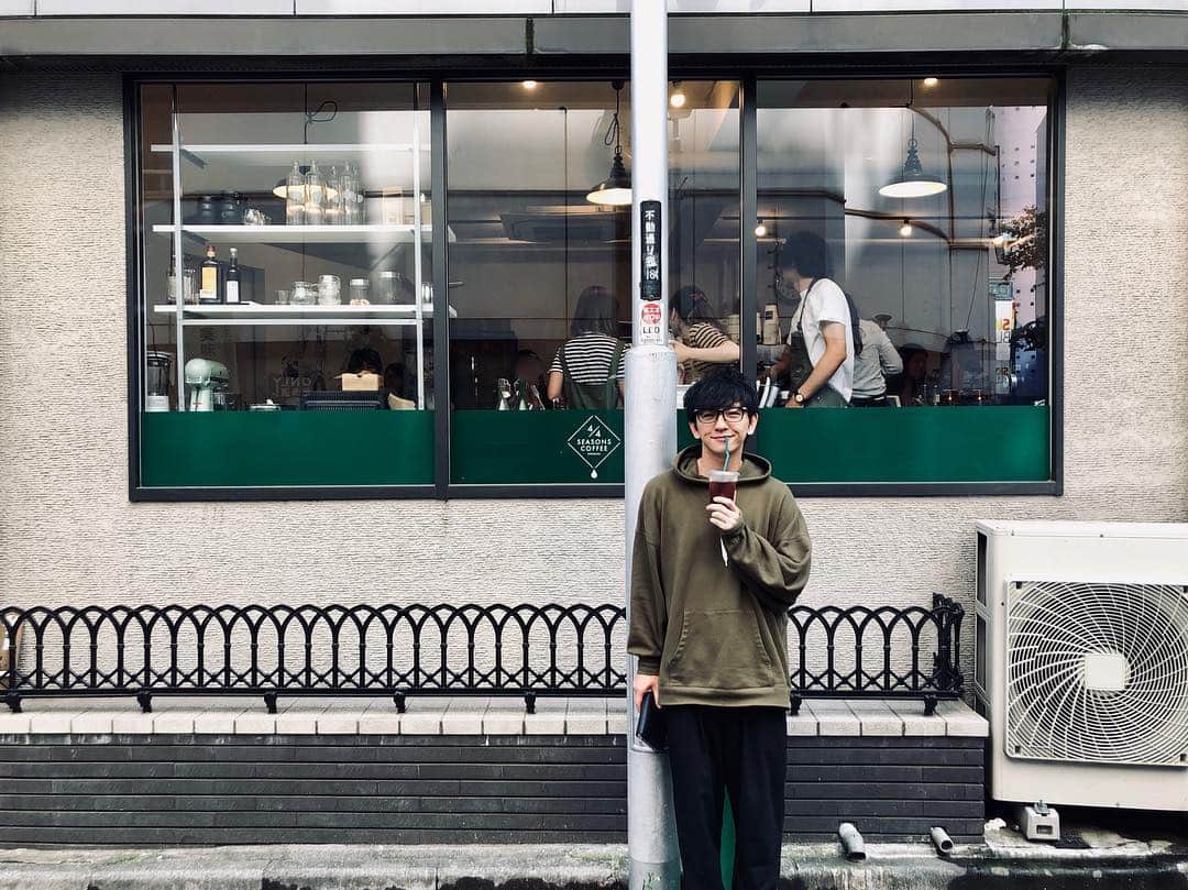 石井輝明さんのインスタグラム写真 - (石井輝明Instagram)「今日はツアー初日です。 ルミネ4ステからの単独ライブ。 合間にパンサー向井さんとオールシーズンズ行ってきました。 お客さんがめちゃめちゃ並んでたので、正面ではなく裏の方で撮影。 単独頑張ります。  #allseasonscoffee #cafe #coffee #カフェ #東京カフェ #新宿カフェ #カフェ芸人 #向井さんが缶コーヒーを飲んでたから #それコーヒーちゃいますよって言って #ちゃんとコーヒー飲んでもらった #今度はオススメの豆持ってきて僕が淹れてそれ飲んでもらおう #単独お楽しみに」5月4日 15時18分 - comandanteishii