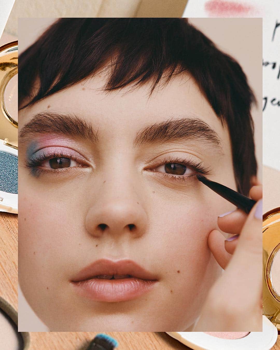 H&Mさんのインスタグラム写真 - (H&MInstagram)「Beauty hack alert! Applying your eye pencil with an eyeliner brush will make your eyelashes look naturally rich in volume. Read the full step-by-step-guide to the pastel eye on hm.com/magazine. #HMBeauty #HMMagazine  Eye shadow Brush: 0629395001」5月4日 15時34分 - hm