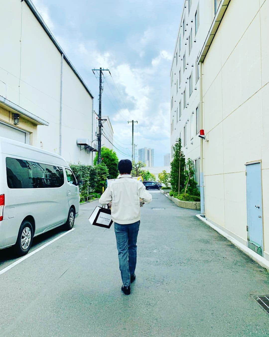 上地雄輔さんのインスタグラム写真 - (上地雄輔Instagram)「#🎁#あざす#😌#昔#電車#🚃#片道2時間半 受かりもしないオーディション緊張して横須賀から昔よくここまで来てたなぁ😅」5月4日 15時29分 - usk_kmj