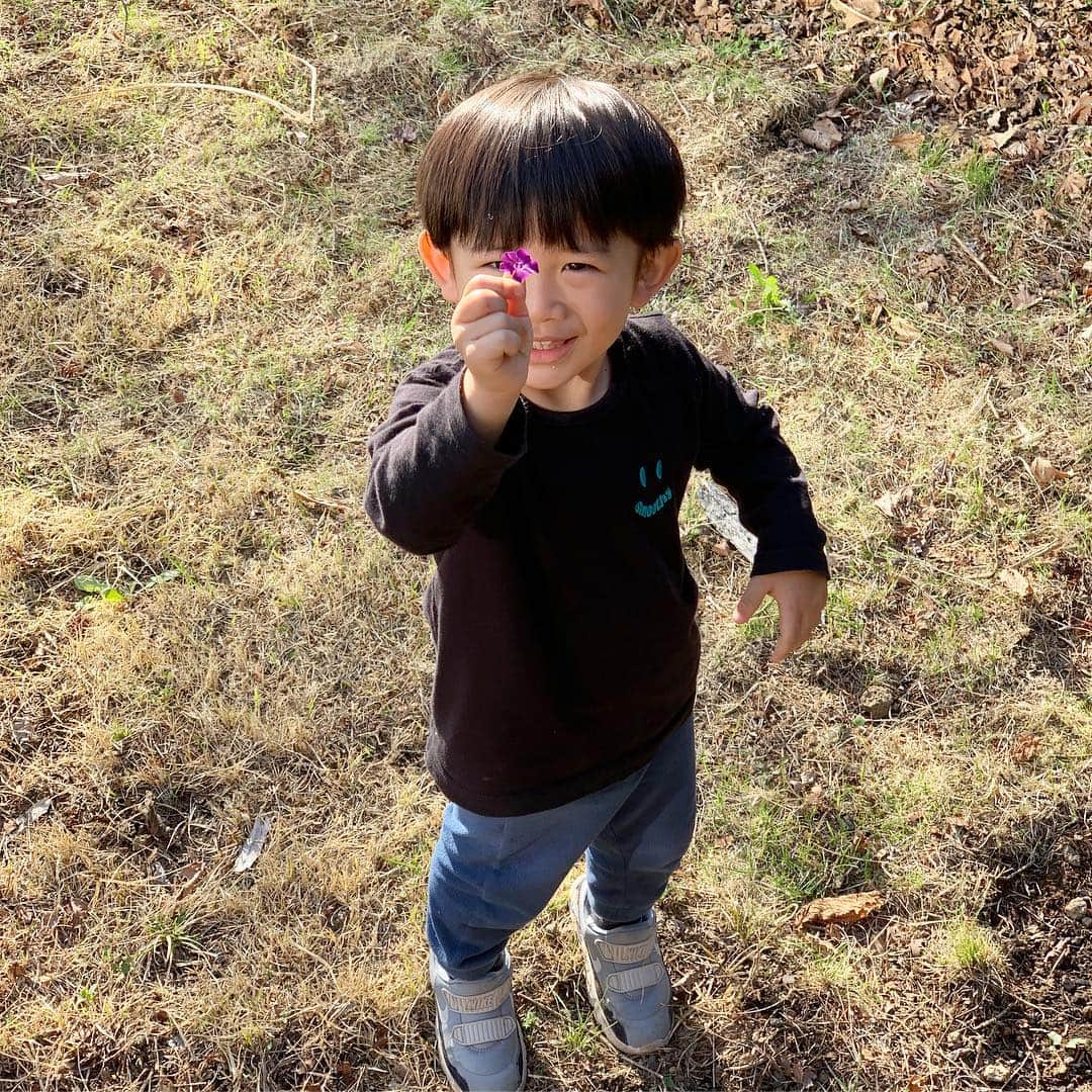 神山まりあさんのインスタグラム写真 - (神山まりあInstagram)「きれいなフラワーをみつけたんだって見せてくれた😊🌸 はぁ可愛い。 自然は子供を育ててくれるなぁ、と改めて感じました😊✨ #goldeweek #fun #grateful #holidays #karuizawa #軽井沢 #family」5月4日 15時32分 - mariakamiyama