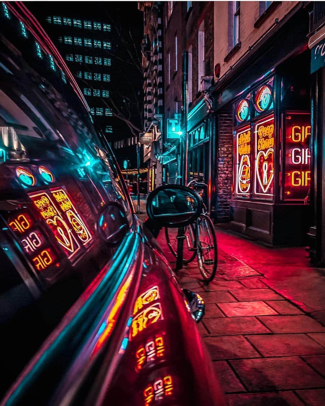@LONDON | TAG #THISISLONDONさんのインスタグラム写真 - (@LONDON | TAG #THISISLONDONInstagram)「Friday nights and #Soho lights 💥 Awesome perspective from @andresbalcazar_ 🔥 // #thisislondon #london」5月4日 6時38分 - london