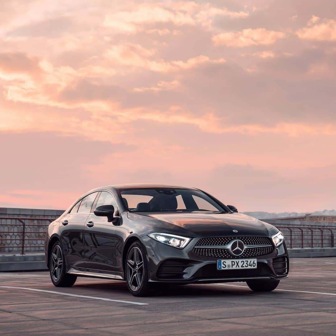 メルセデス・ベンツさんのインスタグラム写真 - (メルセデス・ベンツInstagram)「Enjoying the evening atmosphere with the new CLS. 🌅 📸: @svenklittich for #MBsocialcar ______________________________ [Mercedes-Benz CLS 350 d 4MATIC Coupé | Kraftstoffverbrauch kombiniert: 5,9 l/100 km | CO2- Emissionen kombiniert: 156 g/km | mb4.me/RechtlicherHinweis] . #Mercedes #MBCar #Car #sunset #Cartastic #carsofinstagram #InstaCar #MercedesCLS #CLS #MercedesBenz」5月4日 6時55分 - mercedesbenz