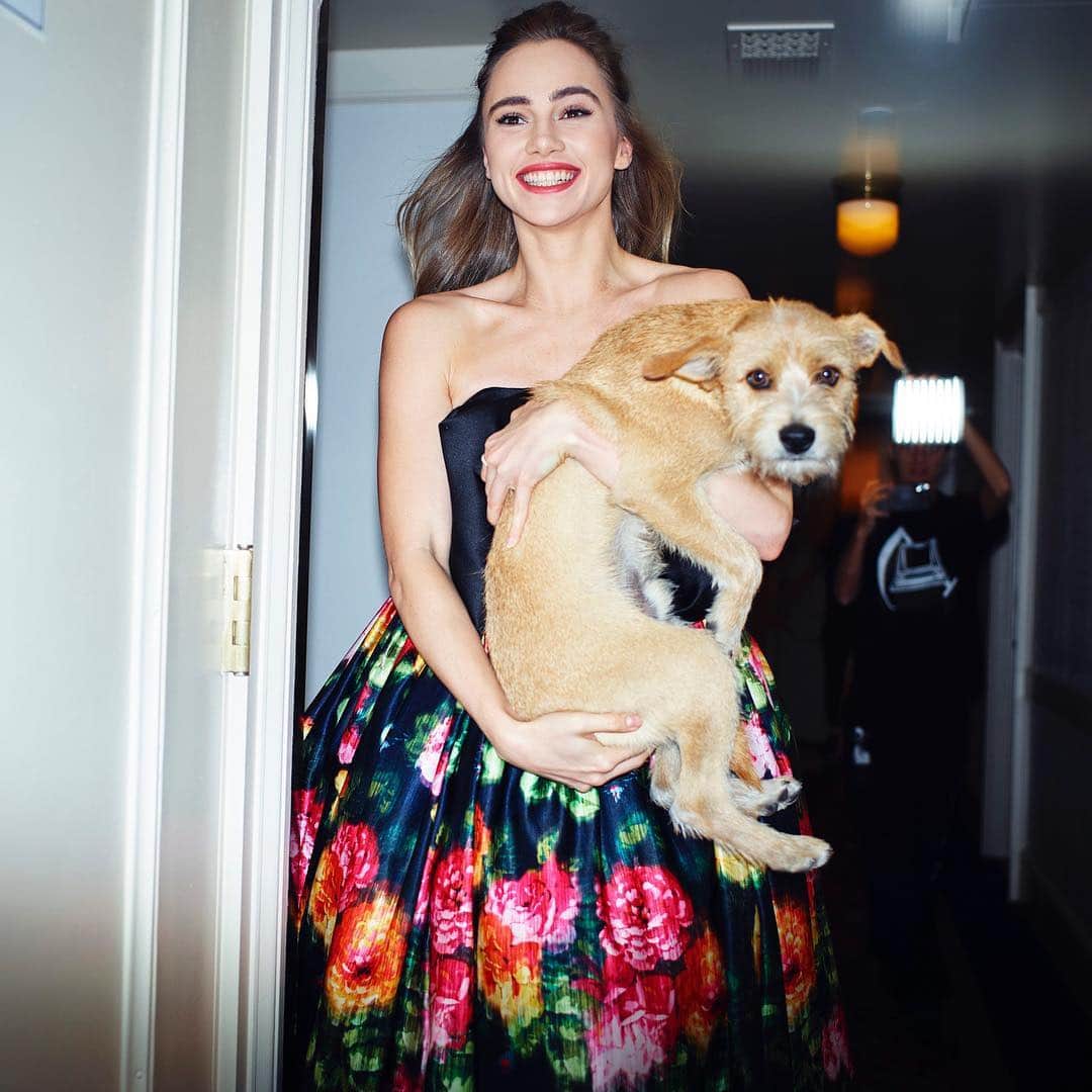 のインスタグラム：「@sukiwaterhouse explained that she “had Pokemon in mind,” when choosing the ensemble. “Bellsprout of the Ball,” she says jokingly, referring to the globular-shaped flower creature from the Pokémon franchise. “I also love wearing British designers too,” the London native added. Tap the link in our bio to see how she prepared for the premiere of her new film Pokémon Detective Pikachu. Photographed by @remipujol」