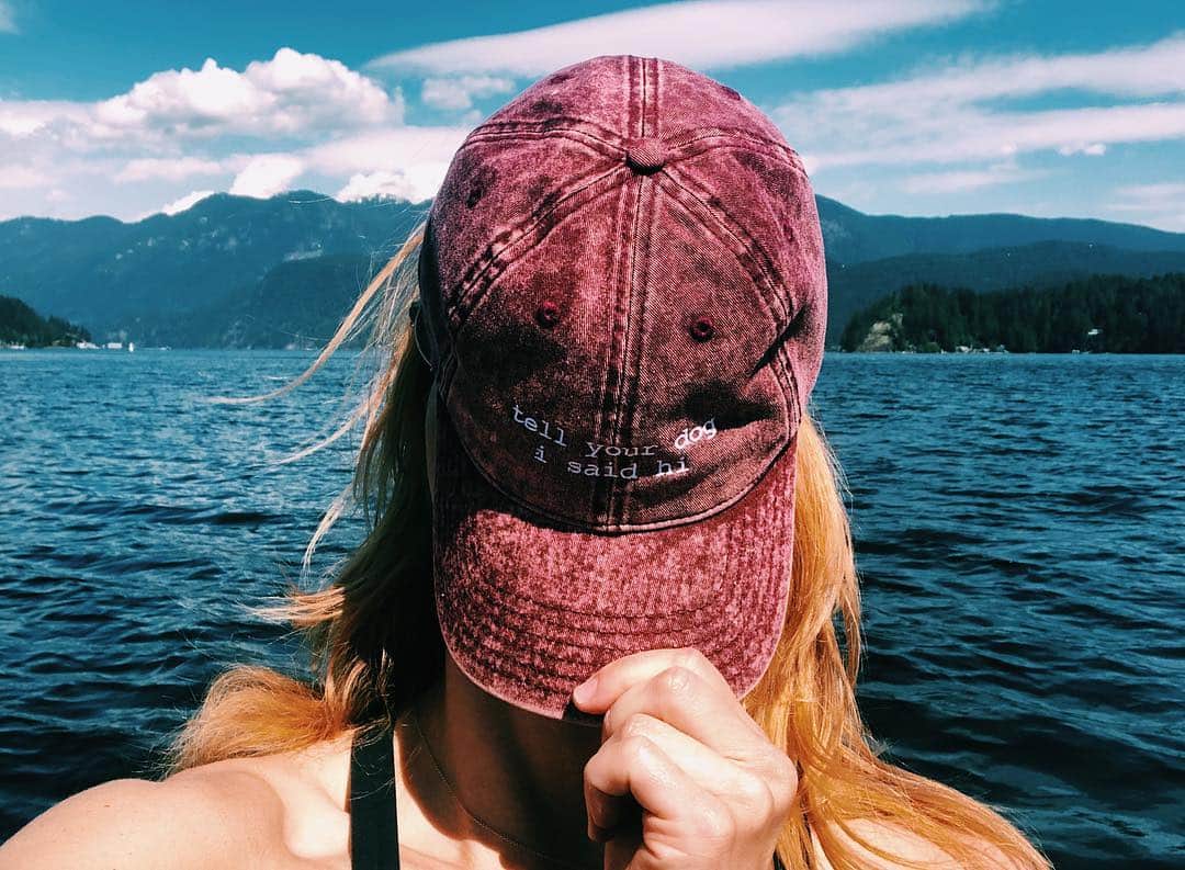エミリー・ベット・リカーズのインスタグラム：「This selfie is brought to you by protection. The UV kind. ☀️ Be safe out there kids.」