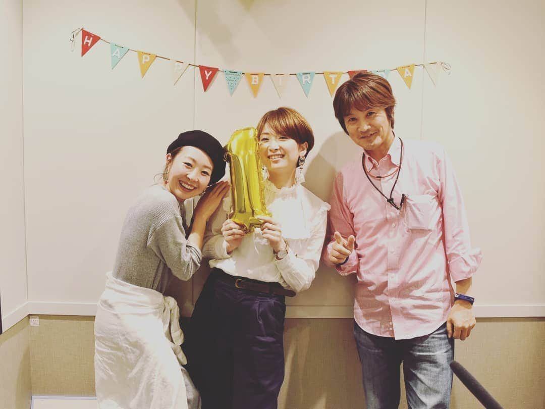 林智美 さんのインスタグラム写真 - (林智美 Instagram)「昨日は、 #FM岡山 20周年記念特番で、 #アリオ倉敷 のサテスタから公開生放送📻 しかもたっぷり5時間！  ただ、始まってみたらあっという間😲 #川嶋あい さんのスペシャルライブあり、 ゲストに倉敷出身のボクサー #ユーリ阿久井政悟 さんもゲストに来て頂いたり、 途中ジェラート買いに走ったり…🍦笑 オンエア中も黙々と食べる😋笑  サテスタにも沢山の方が遊びに来てくださって、 めちゃくちゃ嬉しかったです😻 ありがとうございました！  #ウィーパラ は次回6月7日、 アリオ倉敷からの公開生放送ですので、 ぜひ遊びに来てくださいね～  #ラジオ #radio #ラジオDJ #岡山 #倉敷 #20周年 #サテスタは1周年 #これからもよろしくお願いします☺️」5月4日 7時07分 - h_tomomi_i