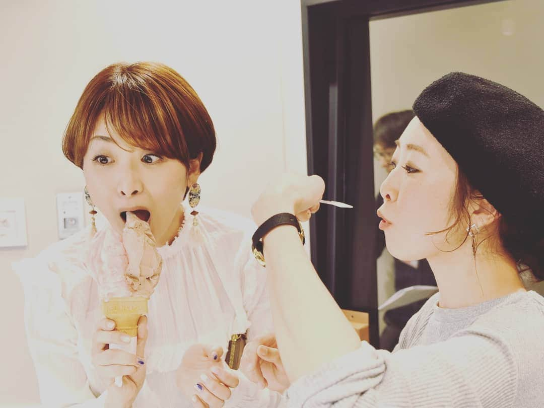 林智美 さんのインスタグラム写真 - (林智美 Instagram)「昨日は、 #FM岡山 20周年記念特番で、 #アリオ倉敷 のサテスタから公開生放送📻 しかもたっぷり5時間！  ただ、始まってみたらあっという間😲 #川嶋あい さんのスペシャルライブあり、 ゲストに倉敷出身のボクサー #ユーリ阿久井政悟 さんもゲストに来て頂いたり、 途中ジェラート買いに走ったり…🍦笑 オンエア中も黙々と食べる😋笑  サテスタにも沢山の方が遊びに来てくださって、 めちゃくちゃ嬉しかったです😻 ありがとうございました！  #ウィーパラ は次回6月7日、 アリオ倉敷からの公開生放送ですので、 ぜひ遊びに来てくださいね～  #ラジオ #radio #ラジオDJ #岡山 #倉敷 #20周年 #サテスタは1周年 #これからもよろしくお願いします☺️」5月4日 7時07分 - h_tomomi_i