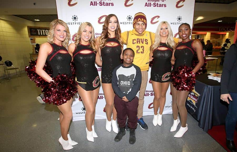 キャブスさんのインスタグラム写真 - (キャブスInstagram)「T.G.I.F.F.  Thank Goodness It’s Fan Friday!  We ❤️ @cavswgnation!  Find more photos of #CavsWGNation at cavs.com.」5月4日 7時00分 - cavs