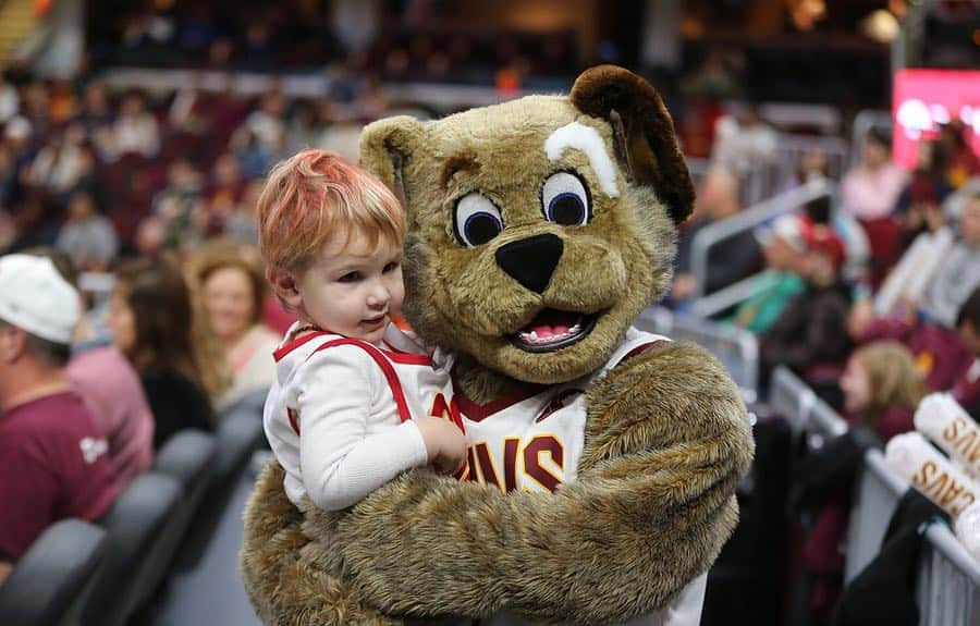 キャブスさんのインスタグラム写真 - (キャブスInstagram)「T.G.I.F.F.  Thank Goodness It’s Fan Friday!  We ❤️ @cavswgnation!  Find more photos of #CavsWGNation at cavs.com.」5月4日 7時00分 - cavs