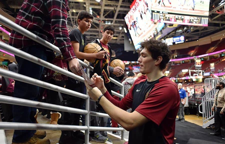 キャブスさんのインスタグラム写真 - (キャブスInstagram)「T.G.I.F.F.  Thank Goodness It’s Fan Friday!  We ❤️ @cavswgnation!  Find more photos of #CavsWGNation at cavs.com.」5月4日 7時00分 - cavs