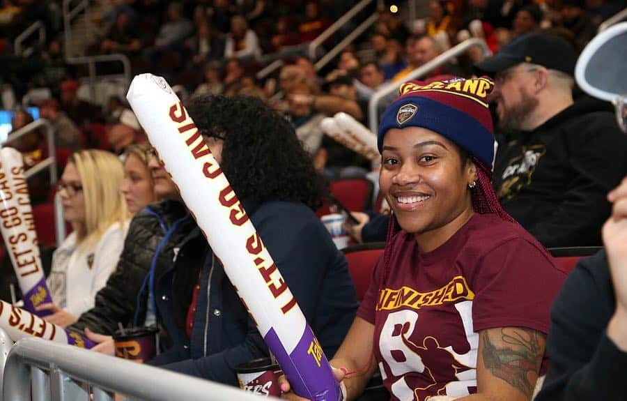 キャブスさんのインスタグラム写真 - (キャブスInstagram)「T.G.I.F.F.  Thank Goodness It’s Fan Friday!  We ❤️ @cavswgnation!  Find more photos of #CavsWGNation at cavs.com.」5月4日 7時00分 - cavs