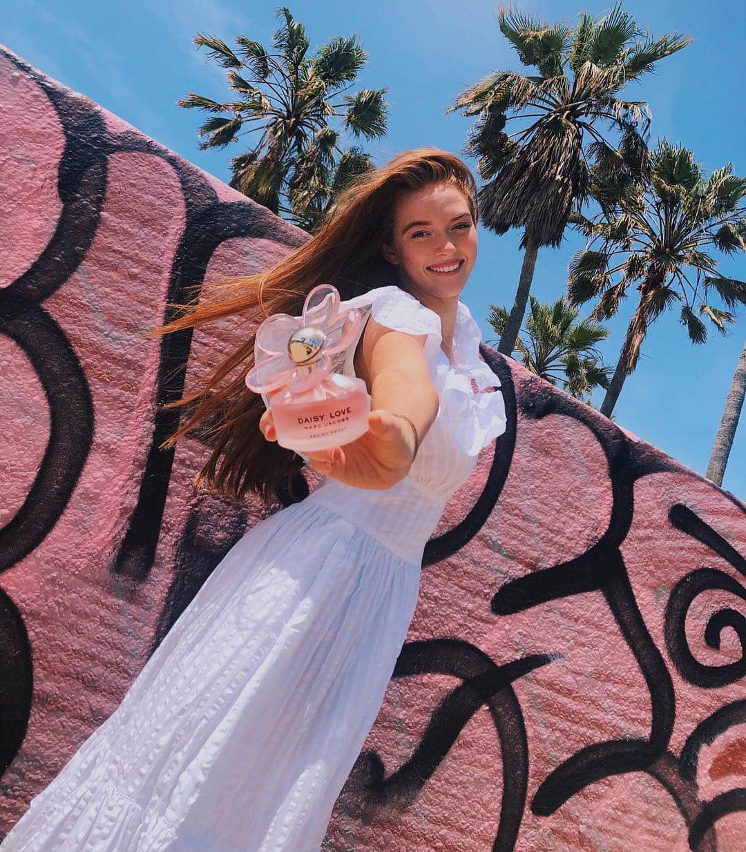 Larsen Thompsonさんのインスタグラム写真 - (Larsen ThompsonInstagram)「Can’t wait to join my friends at @marcjacobsfragrances for their Daisy Love Eau So Sweet Oasis at the Venice Public Art Walls in Venice Beach from Friday 5/10 – Sunday 5/12! Let’s celebrate the launch of their new fragrance together! 💗🤭 I’ll be there at 1 PM on 5/11 and would love to MEET you and HANG out! Check out my stories for all the sweet deets and to pre-register!  #daisylove #friendsofdaisy 🌼💗✨」5月4日 7時12分 - larsenthompson